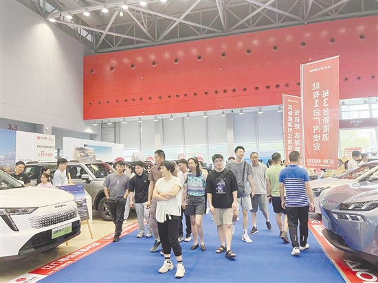 本報(bào)舉辦的大型車展歷來(lái)吸引許多市民的目光。